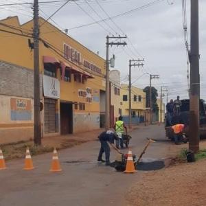 Imagem da notícia PREFEITURA RETOMA SERVIÇO DE 'TAPA BURACO'