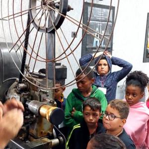 Imagem da notícia CRIANÇAS ASSISTEM CLIFFORD: O CÃO GICANTE NO CINE MUNICIPAL