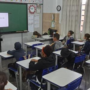 Imagem da notícia ESTUDANTES VÃO ÀS RUAS LEVANTAR QUESTÕES AMBIENTAIS PARA O MAPA VERDE