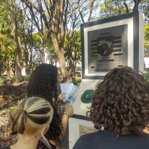 Imagem da notícia ESTUDANTES VÃO ÀS RUAS LEVANTAR QUESTÕES AMBIENTAIS PARA O MAPA VERDE