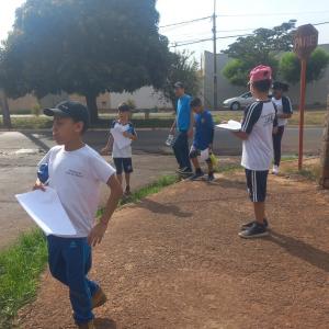 Imagem da notícia ESTUDANTES VÃO ÀS RUAS LEVANTAR QUESTÕES AMBIENTAIS PARA O MAPA VERDE