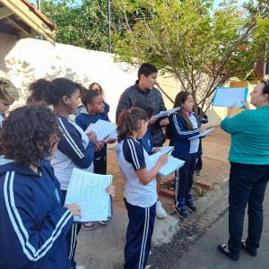 Imagem da notícia ESTUDANTES VÃO ÀS RUAS LEVANTAR QUESTÕES AMBIENTAIS PARA O MAPA VERDE