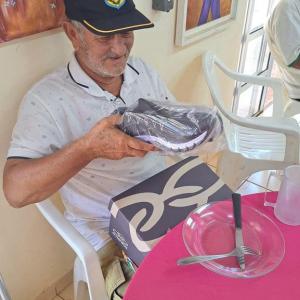 Imagem da notícia IDOSOS E CRIANÇAS RECEBEM PRESENTES DE NATAL