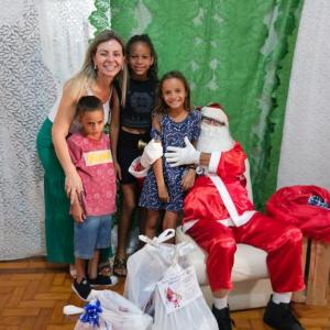 Imagem da notícia IDOSOS E CRIANÇAS RECEBEM PRESENTES DE NATAL
