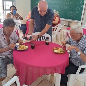 Imagem da notícia IDOSOS E CRIANÇAS RECEBEM PRESENTES DE NATAL