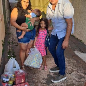 Imagem da notícia IDOSOS E CRIANÇAS RECEBEM PRESENTES DE NATAL