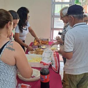 Imagem da notícia IDOSOS E CRIANÇAS RECEBEM PRESENTES DE NATAL
