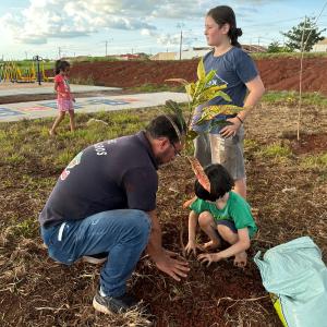 Imagem da notícia PREFEITURA REALIZA PLANTIO DE ÁRVORES NO JARDIM BELA VISTA