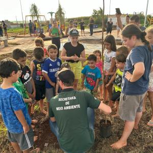 Imagem da notícia PREFEITURA REALIZA PLANTIO DE ÁRVORES NO JARDIM BELA VISTA