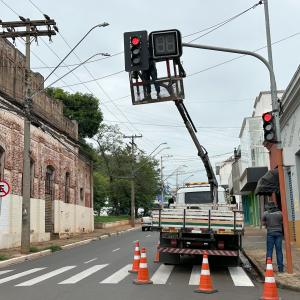 Imagem da notícia PREFEITURA INSTALA MAIS CONTROLADORES DE TEMPO NOS SEMÁFOROS DA CIDADE