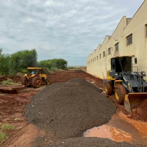 Imagem da notícia PREFEITURA PROMOVE MELHORIAS EM RUAS DO 7º DISTRITO INDUSTRIAL