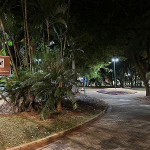 Imagem da notícia PREFEITURA IMPLEMENTA MELHORIAS NA ILUMINAÇÃO DE MAIS PRAÇAS
