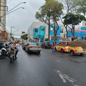 Imagem da notícia MAIO AMARELO: BLITZ EDUCATIVA PROMOVE CONSCIENTIZAÇÃO NO TRÂNSITO