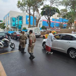 Imagem da notícia MAIO AMARELO: BLITZ EDUCATIVA PROMOVE CONSCIENTIZAÇÃO NO TRÂNSITO