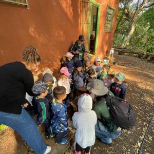 Imagem da notícia CRIANÇAS DO PORTO ALVORADA APRENDEM NO HORTO MUNICIPAL