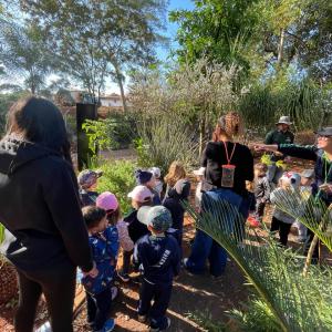 Imagem da notícia CRIANÇAS DO PORTO ALVORADA APRENDEM NO HORTO MUNICIPAL