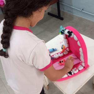 Imagem da notícia SAÚDE BUCAL: MENINOS E MENINAS RECEBEM KITS DE HIGIENE