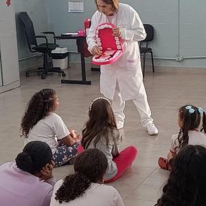 Imagem da notícia SAÚDE BUCAL: MENINOS E MENINAS RECEBEM KITS DE HIGIENE