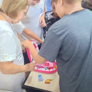 Imagem da notícia SAÚDE BUCAL: MENINOS E MENINAS RECEBEM KITS DE HIGIENE