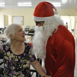 Imagem da notícia Centro Dia do Idoso recebe Papai Noel