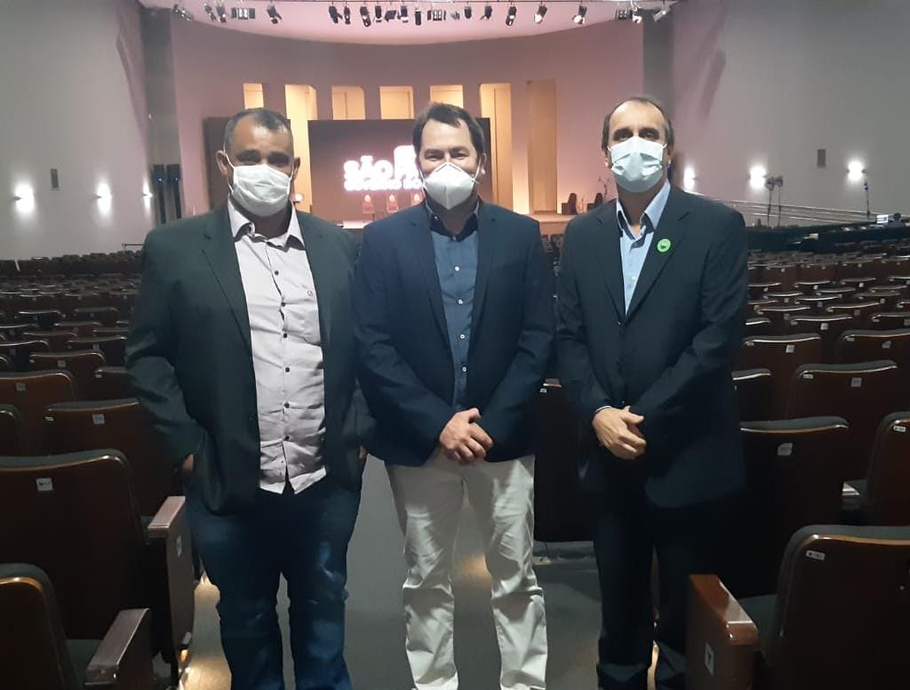 PREFEITURA PARTICIPA DE EVENTO DE LANÇAMENTO DO PROGRAMA 'DESENVOLVE MUNICÍPIOS'