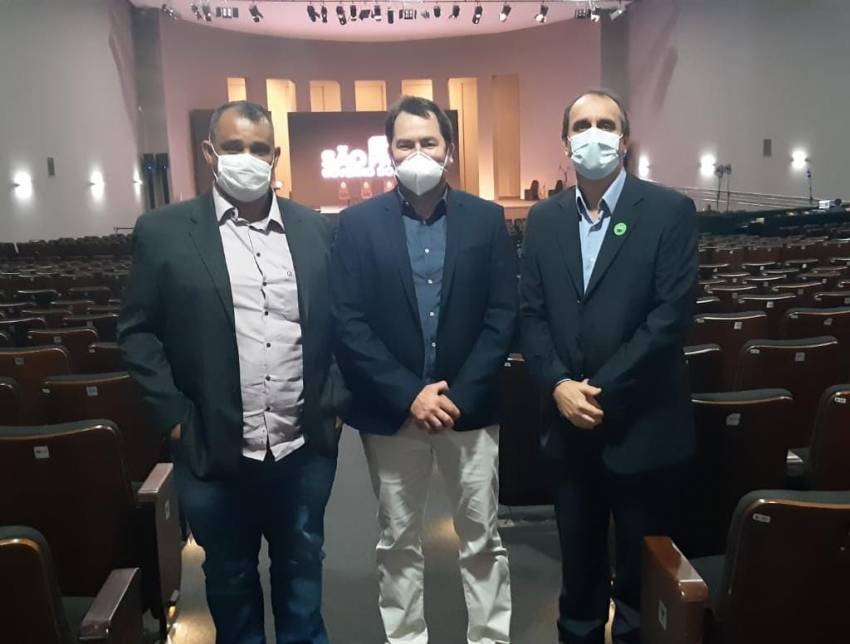 PREFEITURA PARTICIPA DE EVENTO DE LANÇAMENTO DO PROGRAMA 'DESENVOLVE MUNICÍPIOS'