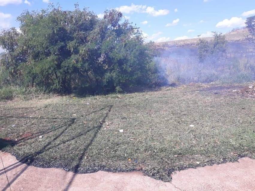 INCÊNDIO DE GRANDES PROPORÇÕES ATINGE ÁREA URBANA NO MARIA LUÍZA 4