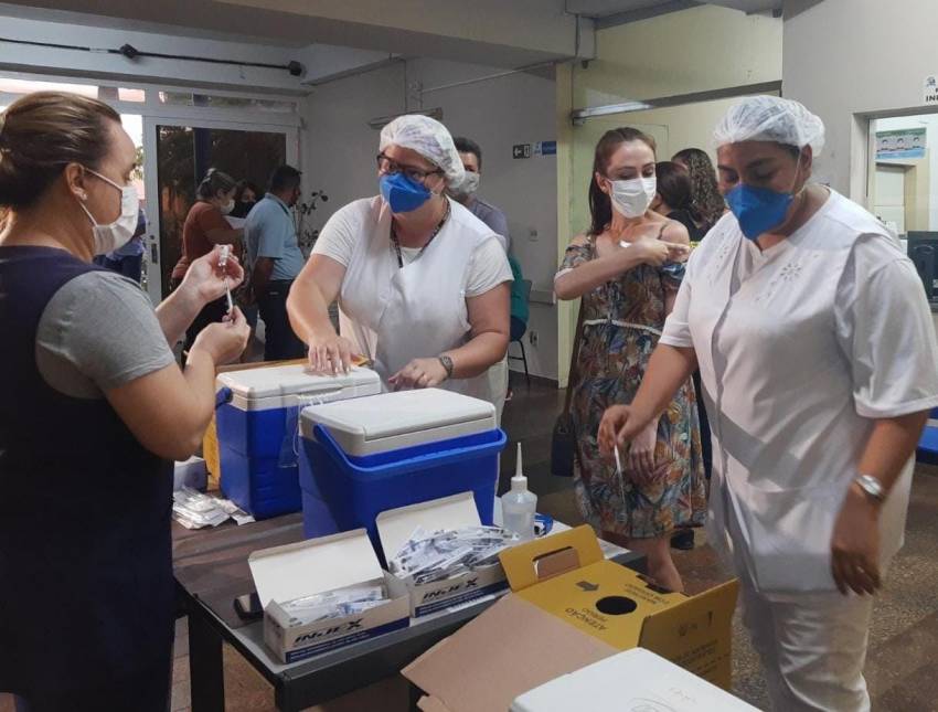 PRIMEIRO DIA DE CORUJÃO VACINA CENTENAS DE MORADORES