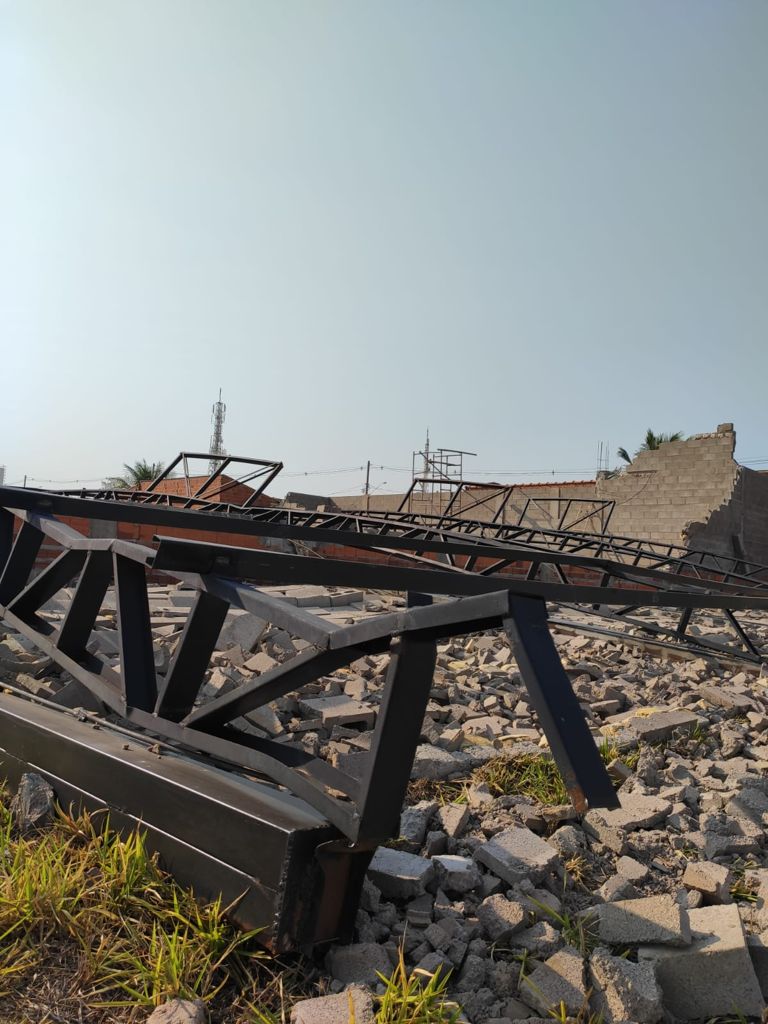 VENTO DERRUBA OBRA COMERCIAL