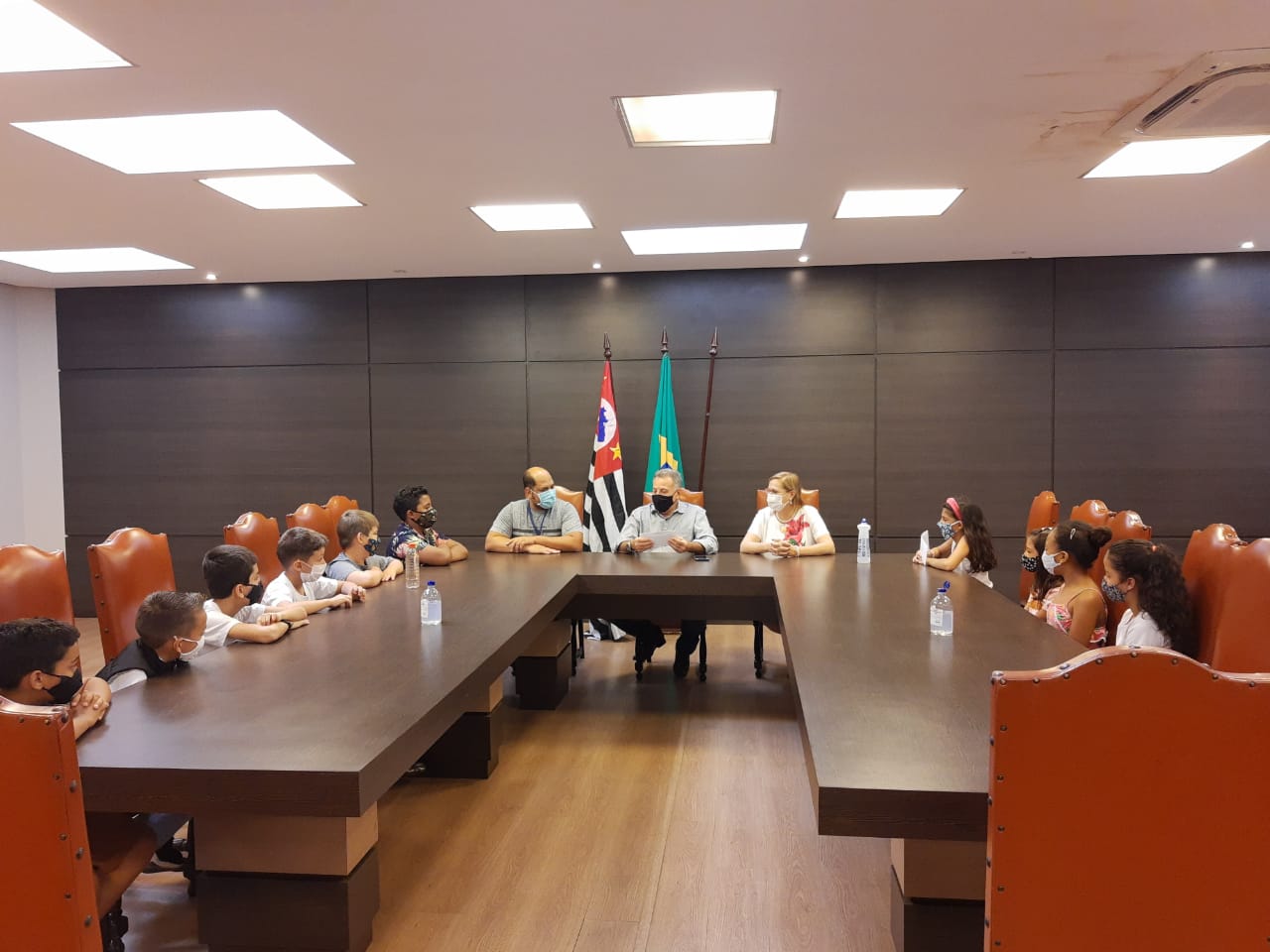 PREFEITO RECEBE VISITA DE ALUNOS DA EMEF VEREADOR ANGELO RONCHESEL