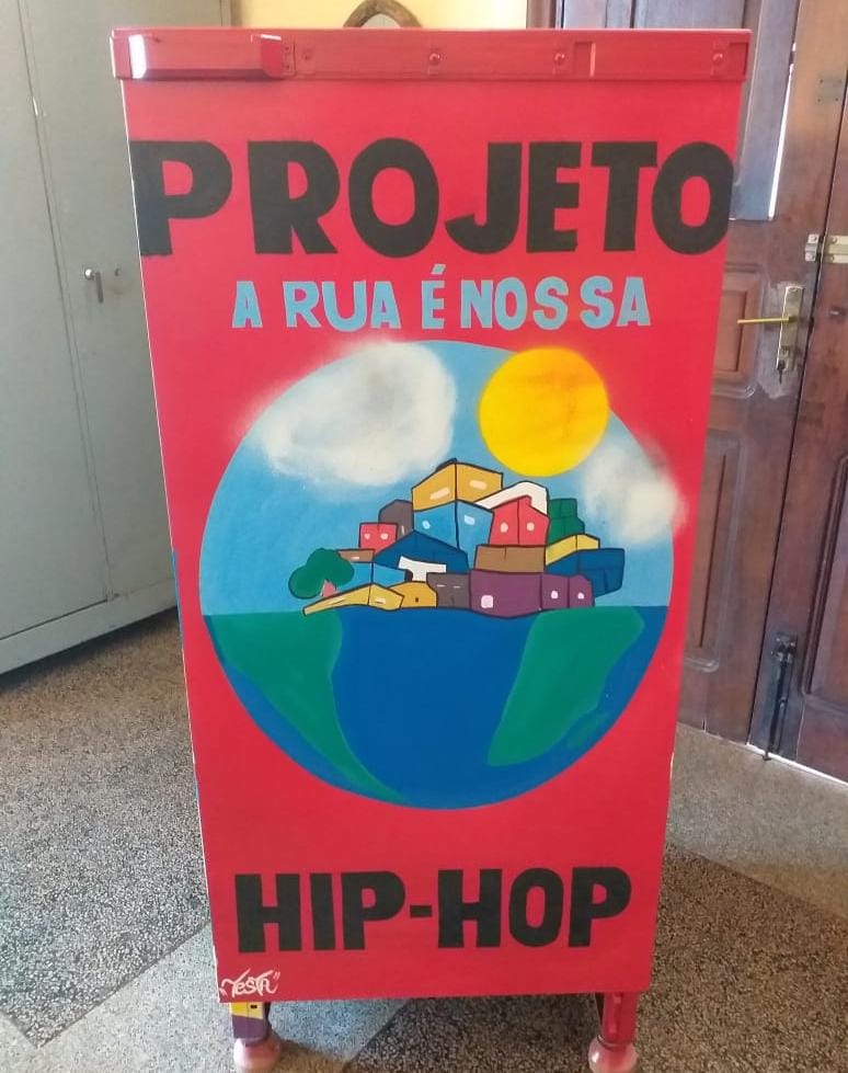 GELADEIRA LITERÁRIA GANHA GRAFITE DE PRESENTE