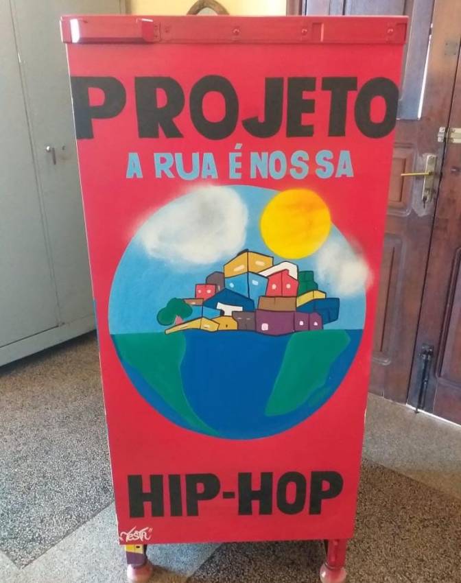 GELADEIRA LITERÁRIA GANHA GRAFITE DE PRESENTE