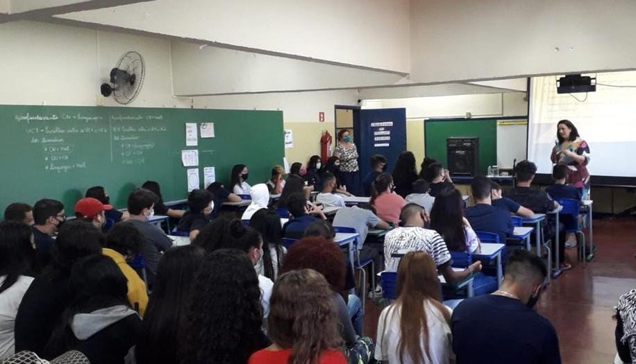 RELACIONAMENTO ABUSIVO E VIOLÊNCIA CONTRA MULHER É TEMA DE PALESTRA EM ESCOLA
