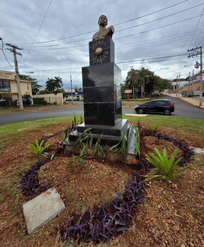 HOMENAGEM A ZUMBI DOS PALMARES TEM ESCULTURA E ROTATÓRIA REVITALIZADAS