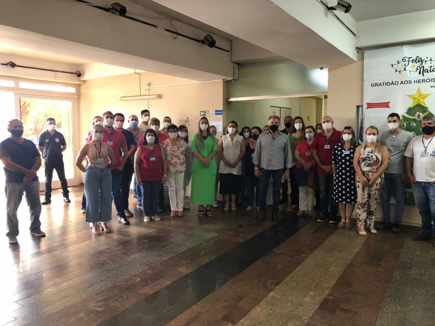 SAÚDE HOMENAGEIA SERVIDORES COM ÁRVORES DE NATAL ESTILIZADAS