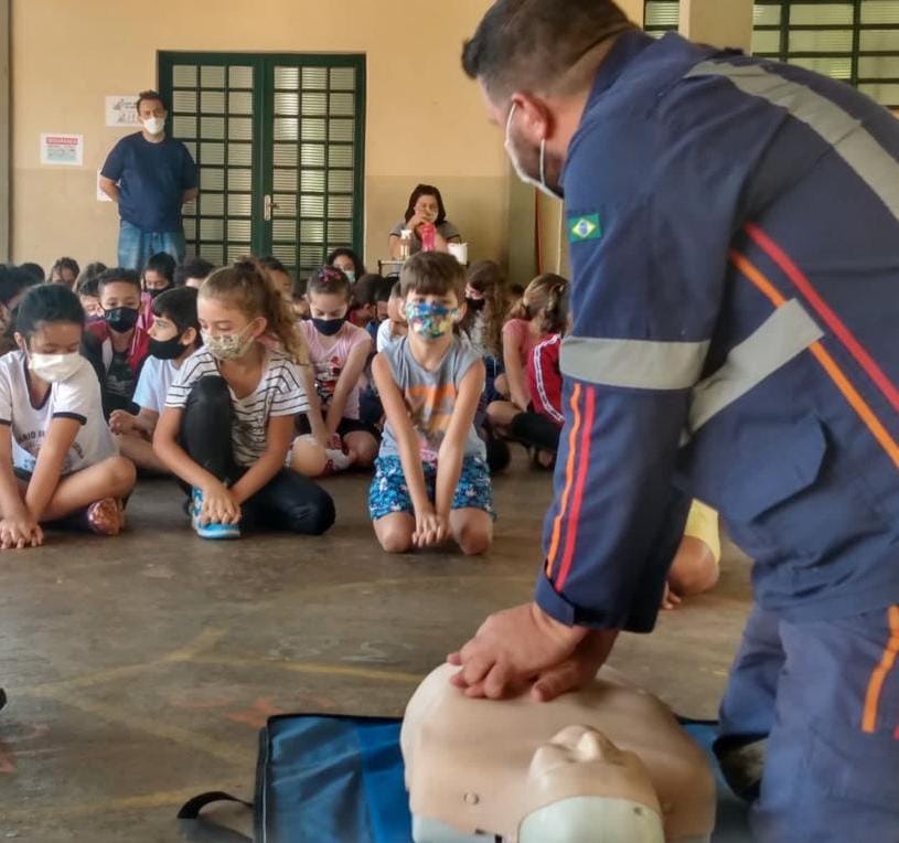 SAMU ENSINA PRIMEIROS-SOCORROS A ALUNOS DA REDE MUNICIPAL