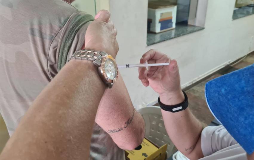 PRIMEIRA NOITE DE 'CORUJÃO' VACINA MAIS DE 600 PESSOAS