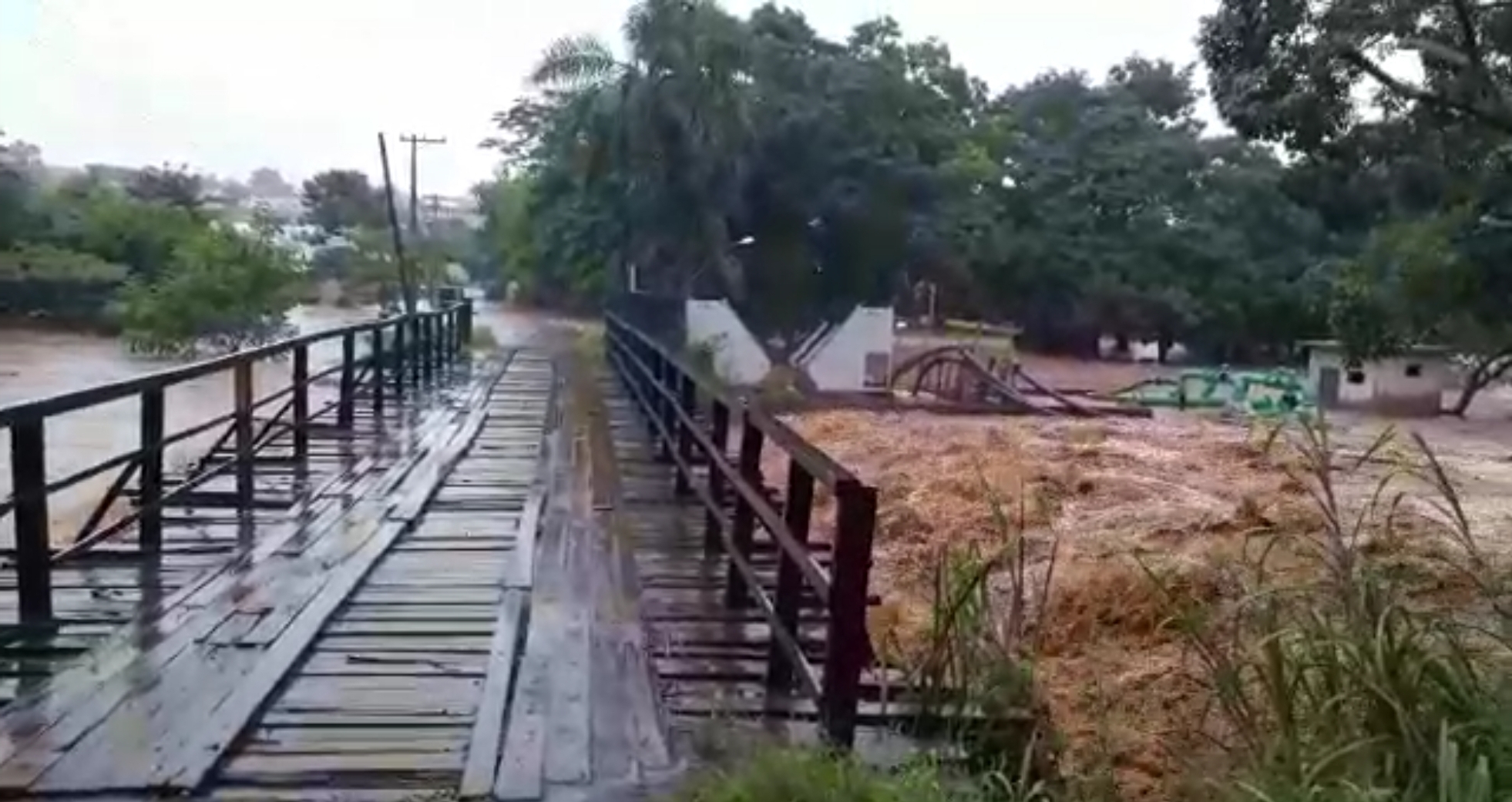 RIO JAHU CHEGA AO NÍVEL DA PONTE ENTRE PAINEIRAS E AMADEU BOTELHO