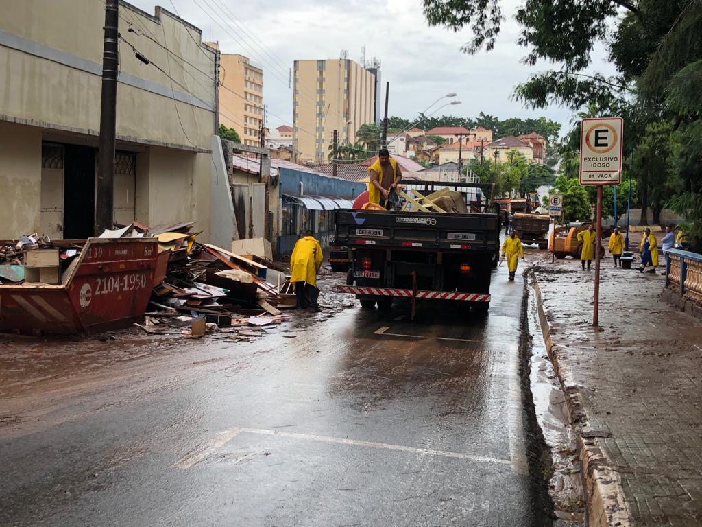 PREFEITURA ACOMPANHA LIMPEZA DE RUAS AFETADAS PELA ENCHENTE