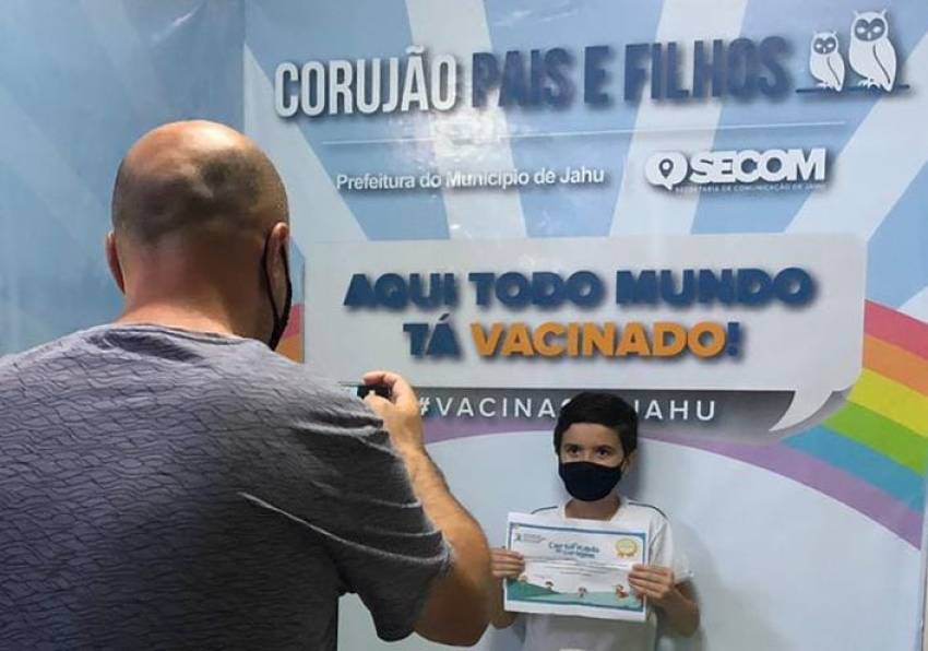PRIMEIRA NOITE DO 'CORUJÃO PAIS E FILHOS' APLICA 750 DOSES DE VACINA