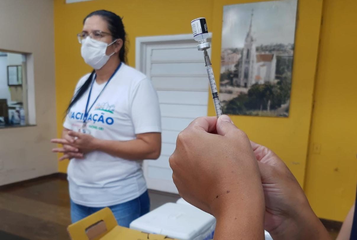 DIA C DE VACINAÇÃO APLICA QUASE 800 DOSES DE VACINA