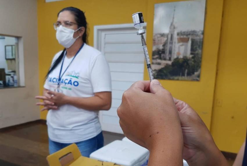 DIA C DE VACINAÇÃO APLICA QUASE 800 DOSES DE VACINA