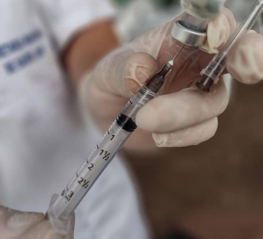 PLANTÃO DE VACINAÇÃO SUPERA 800 DOSES APLICADAS