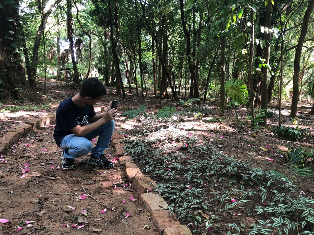 ESTUDANTES APRENDEM FOTOGRAFIA NO HORTO