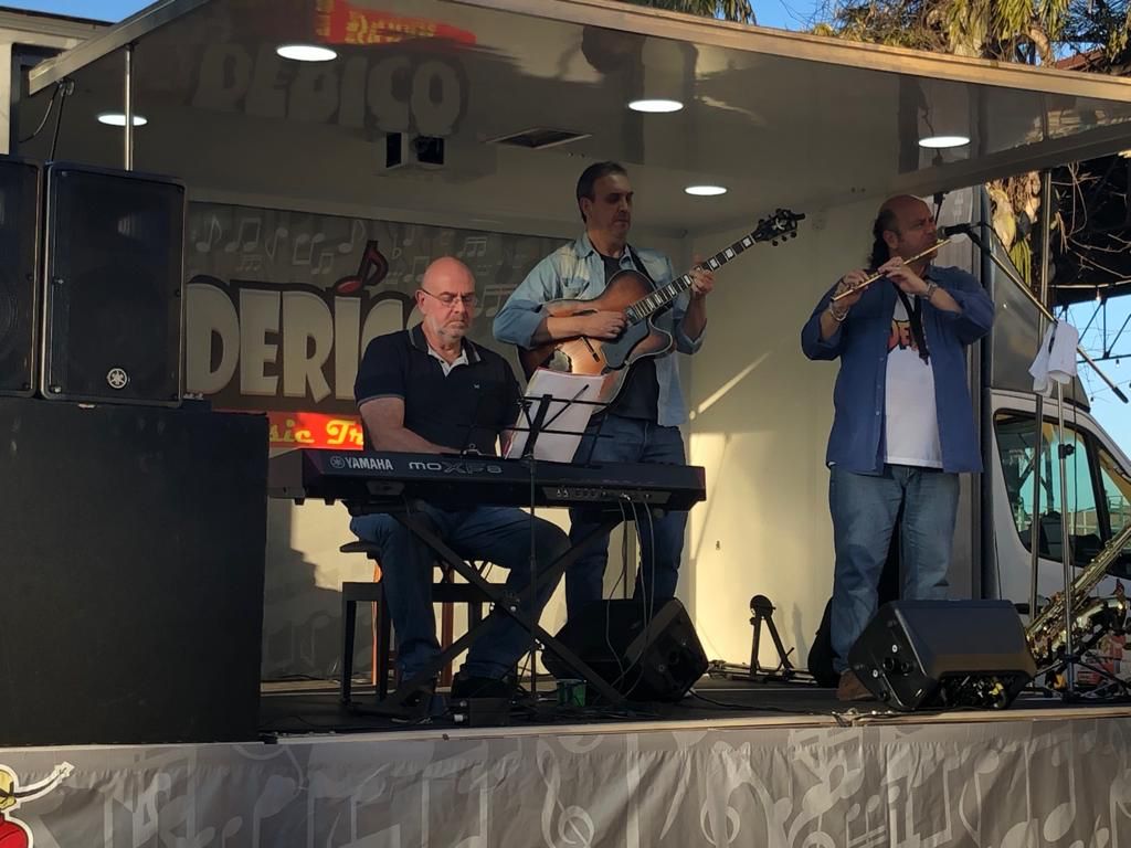 MÚSICA E FEIRA DE EXPOSITORES FAZEM TARDE MEMORÁVEL  