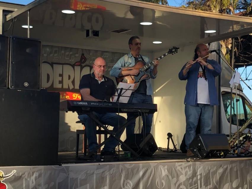 MÚSICA E FEIRA DE EXPOSITORES FAZEM TARDE MEMORÁVEL