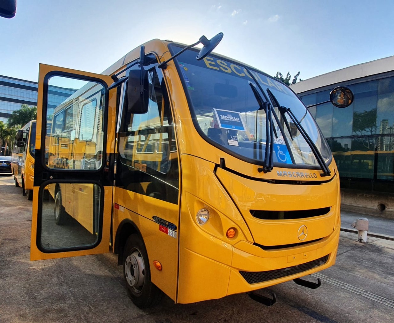 PREFEITURA PARTICIPA DE SOLENIDADE DE ENTREGA DE ÔNIBUS ESCOLAR  