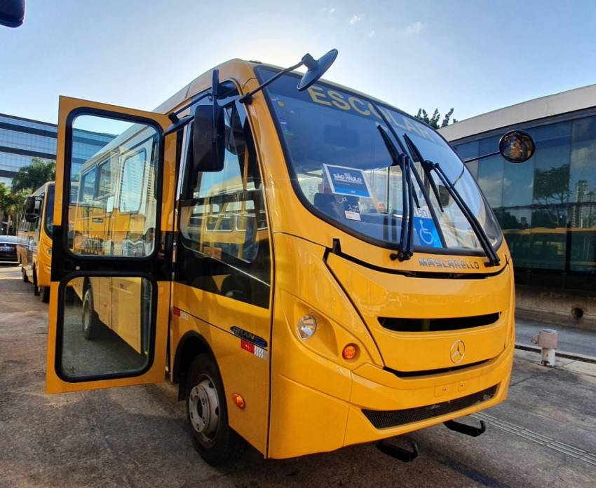 PREFEITURA PARTICIPA DE SOLENIDADE DE ENTREGA DE ÔNIBUS ESCOLAR  