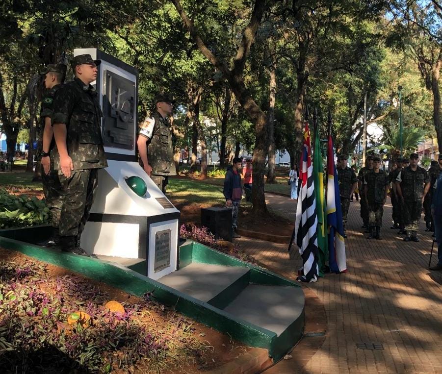 ATO CÍVICO CELEBRA REVOLUÇÃO CONSTITUCIONALISTA DE 1932