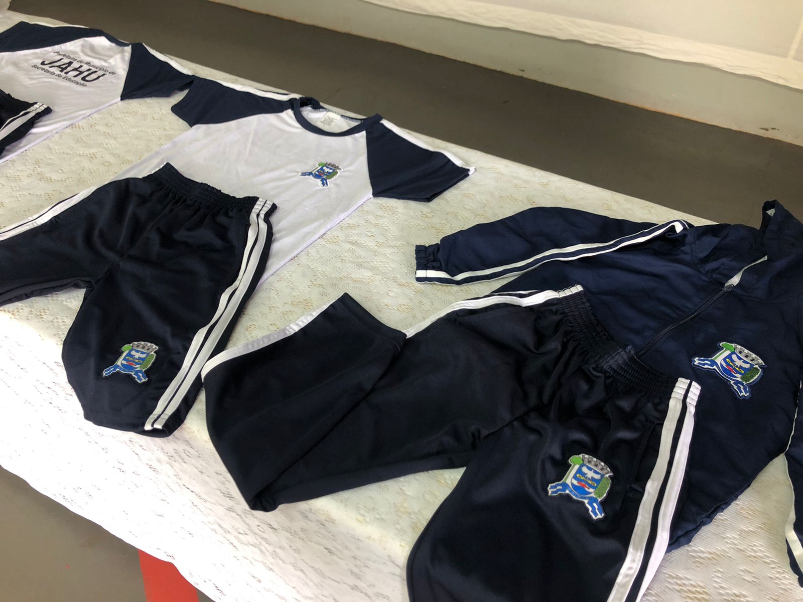 PREFEITURA REALIZA ENTREGA DE UNIFORMES ESCOLARES